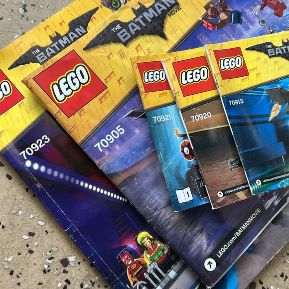 Lego Batman Manuals (5) and 1 DC Batman comic book - Picture 3 of 12
